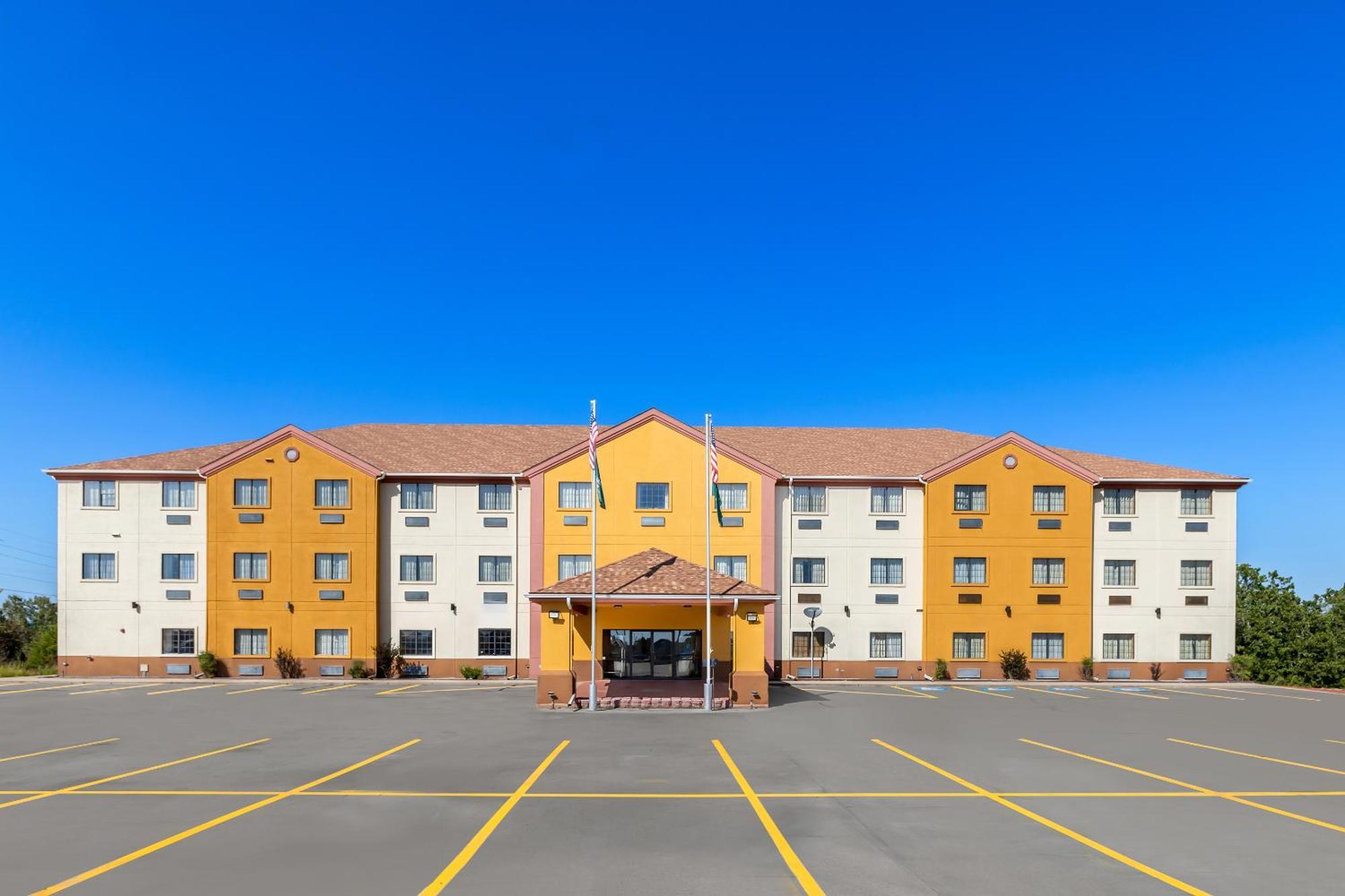 Quality Inn & Suites Mcalester Bagian luar foto